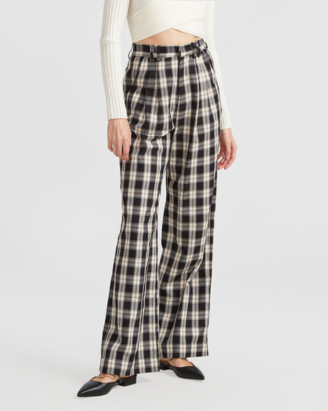 Obsessed with checker prints? 🎲 Pair our check-in wide leg pants